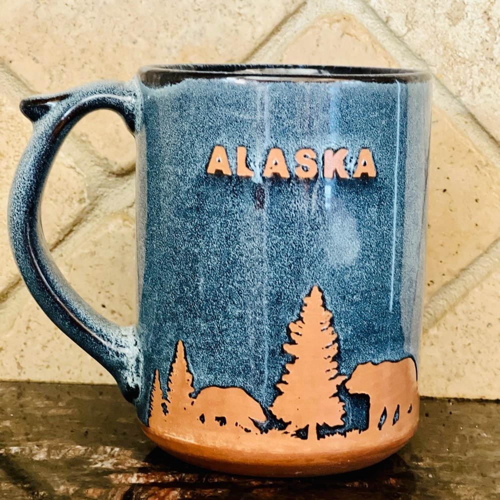 GRIZZLY BEAR AND TREES TWO-TONE CLAY 18 OZ MUG.